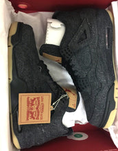 Cargar imagen en el visor de la galería, Jordan 4 Retro Levi&#39;s Black
