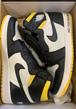 Cargar imagen en el visor de la galería, Jordan 1 Retro High &quot;Not for Resale&quot; Varsity Maize
