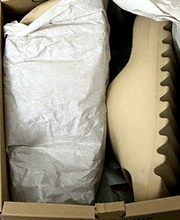 Cargar imagen en el visor de la galería, Yeezy Slide Desert Sand
