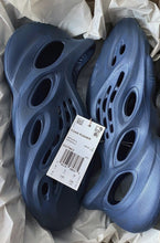 Cargar imagen en el visor de la galería, Yeezy Foam RNNR Mineral Blue
