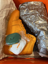 Cargar imagen en el visor de la galería, Jordan 1 Retro High Gatorade Orange Peel
