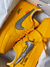 Cargar imagen en el visor de la galería, Nike Air Force 1 Low Off-White ICA University Gold
